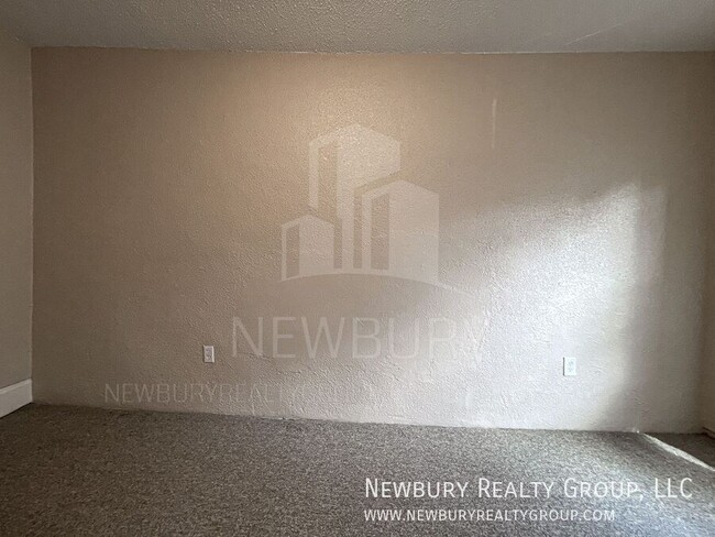 Building Photo - 39 Hickory St