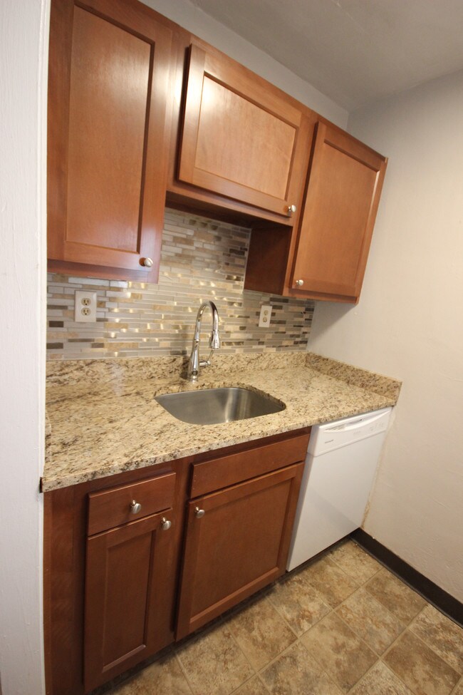Building Photo - FENWYCK APARTMENTS -- 024