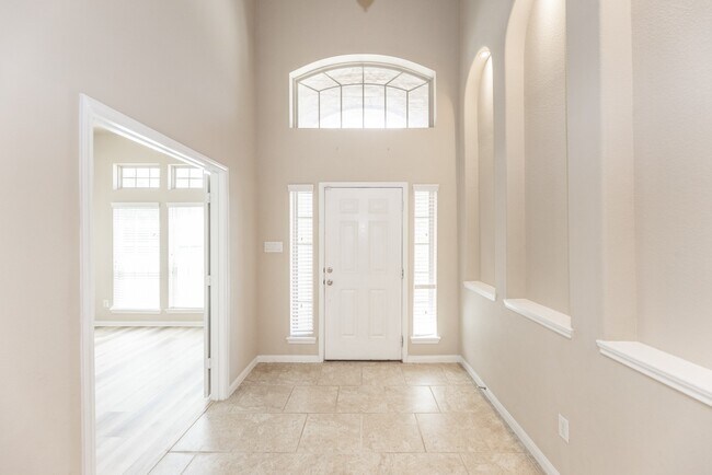 Building Photo - 2414 Garden Falls Dr