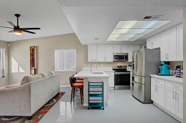 Building Photo - Fully Furnished, One Story, Near Strip, All Utilities Included with Flexible Lease Terms