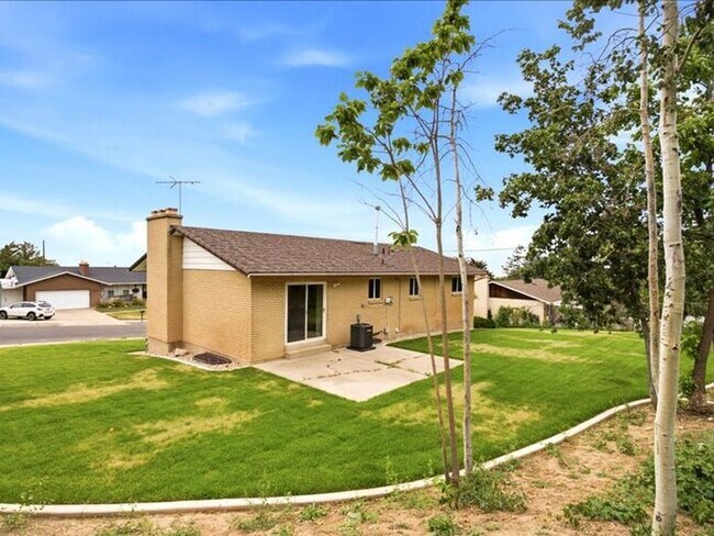 Building Photo - BOUNTIFUL New Remodeled 4 bed 3 bath home