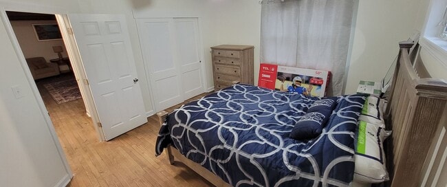 Building Photo - Walking distance to UD - Pending Applicati...