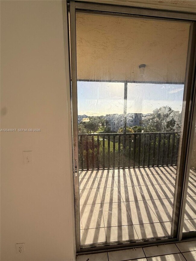 Building Photo - 2830 Somerset Dr