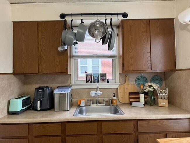 Building Photo - 4 Bedroom Townhome Across Street from JMU