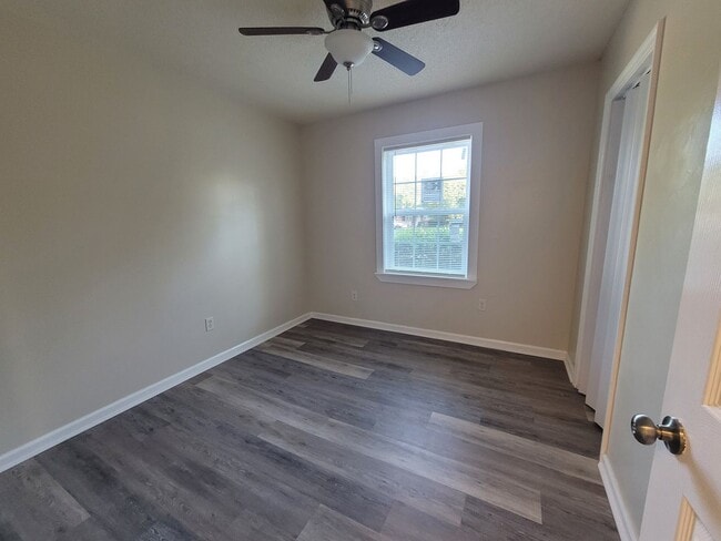 Building Photo - 3 bedroom 2 bath brick ranch in great loaction .