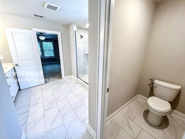 Building Photo - 662 Stately Dr