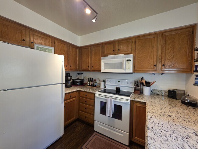 Building Photo - 7507 Tall Pine Dr