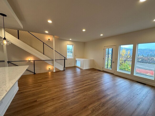 Building Photo - Application Pending - 3 Bedroom Townhouse For Rent In Hood River