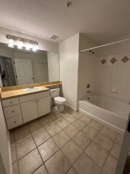 Building Photo - 9905 Baywinds Dr