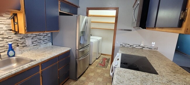 Building Photo - LARGE HOME ON QUIET STREET NEAR HOSPITAL