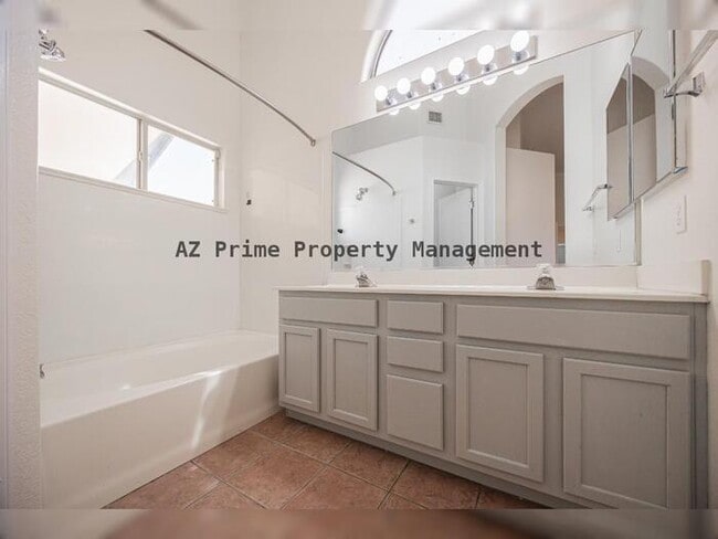 Building Photo - 601 S Silverbrush Dr