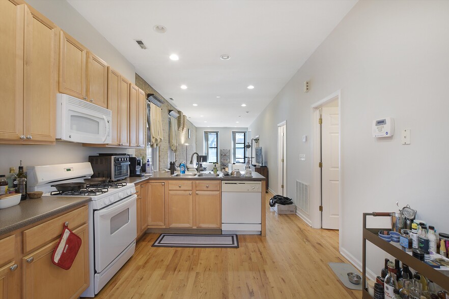 Building Photo - 2016 W Wabansia Ave