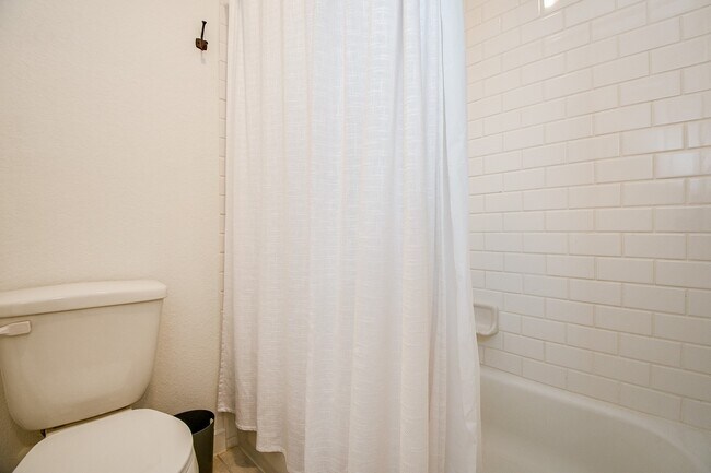Building Photo - 943 Malibu Shr Ln