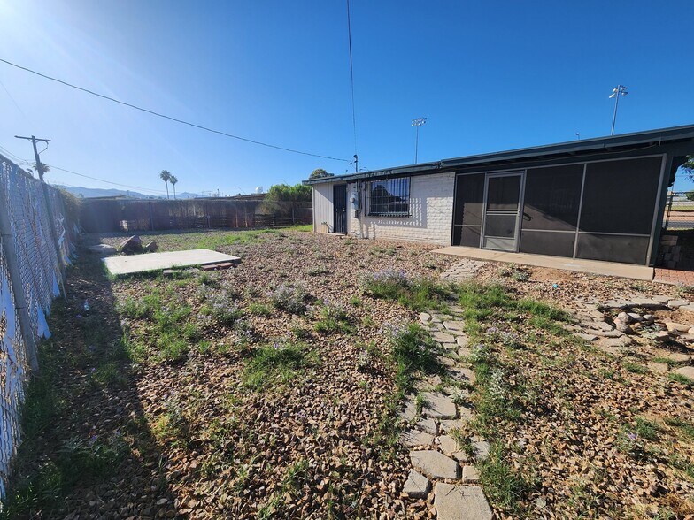 Building Photo - 6841 E Stella Rd