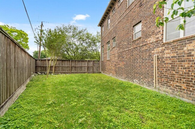 Building Photo - 9714 Braesmont Dr