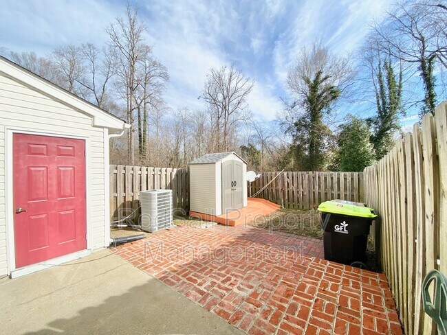 Building Photo - 1926 Algonquin Trail