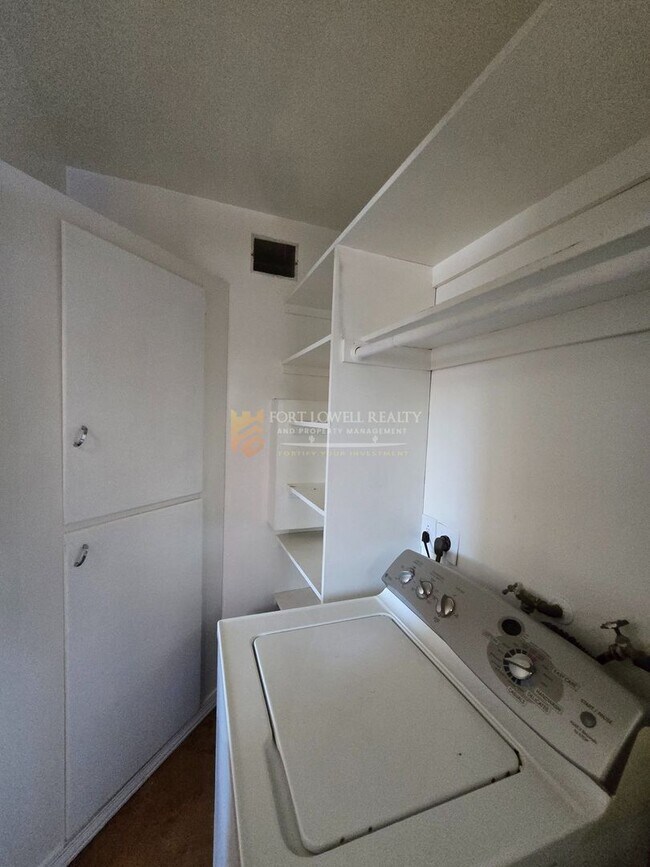 Building Photo - Vintage 3 Bedroom, 2 Bath Home with all the Modern Conveniences!