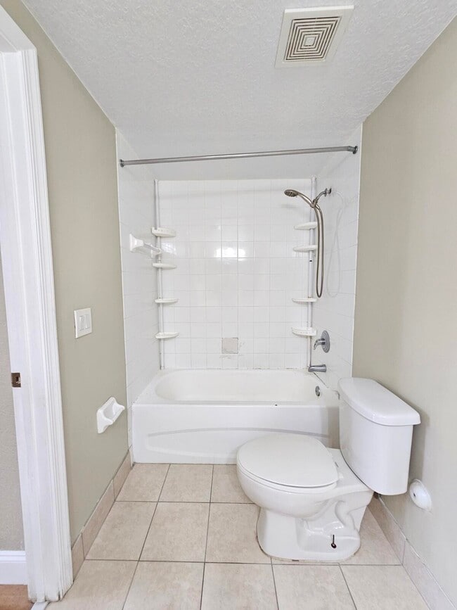 Building Photo - 1063 Golden Lakes Blvd