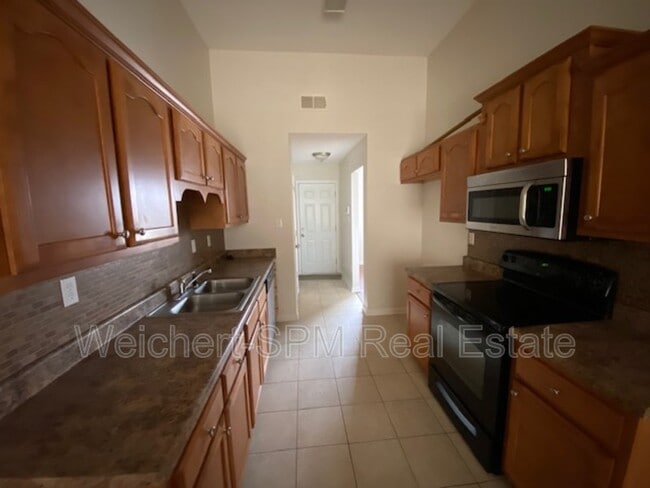 Building Photo - 325 Mossy Springs Dr