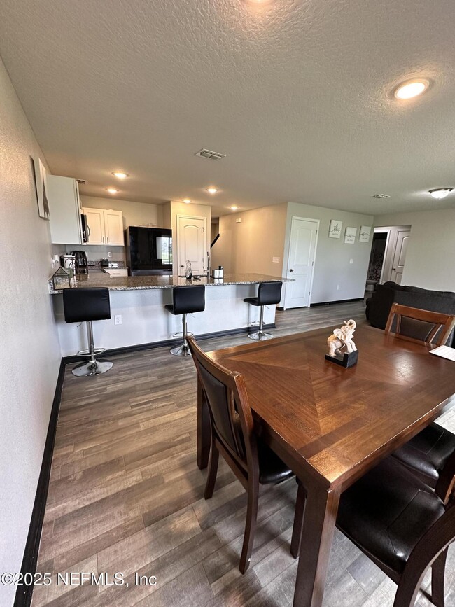 Building Photo - 450 River Hl Dr