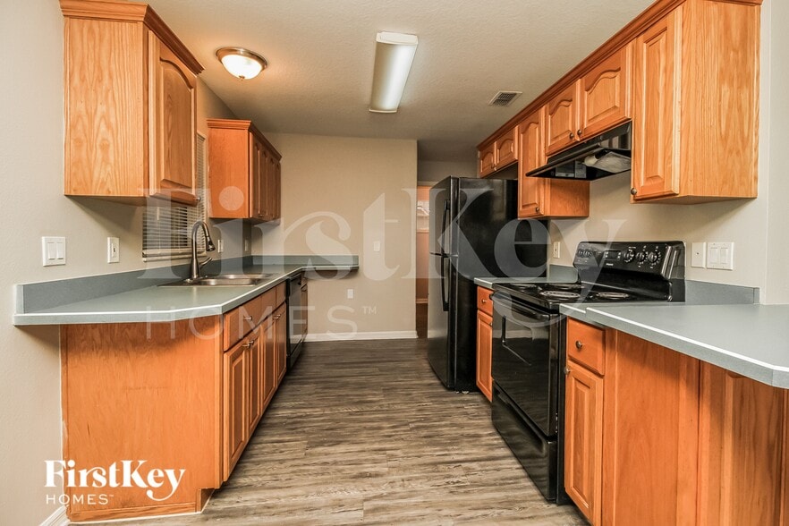 Building Photo - 31111 Oakmont Ave