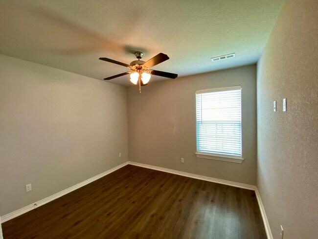 Building Photo - Lovely 3 Bedroom Home Ready NOW! Pets Welc...