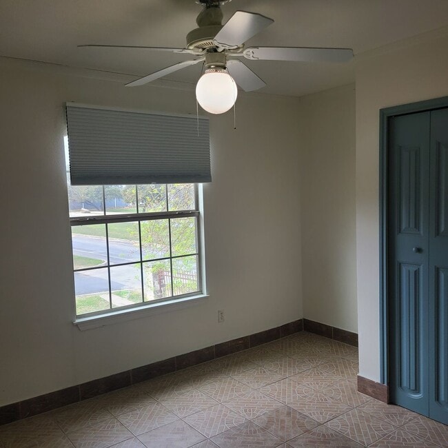 Building Photo - Spacious 3 BR+study/2.5 bath end-unit townhome w/balcony & patio!