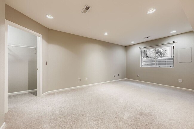 Building Photo - 4854 Franklin Dr