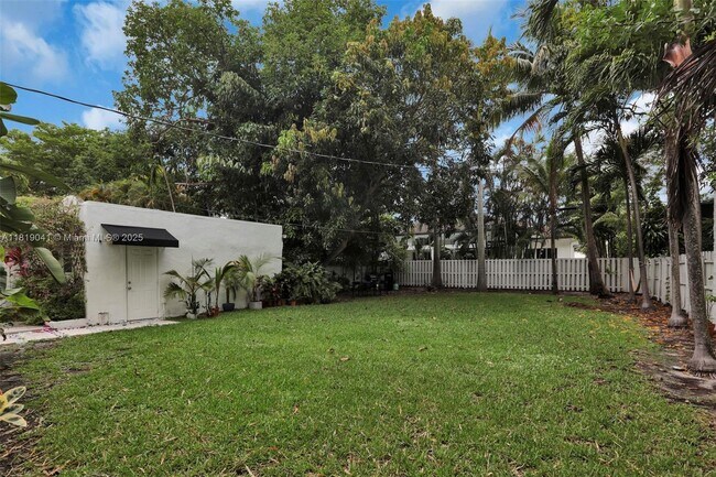 Building Photo - 405 NE 90th St