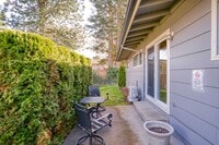 Building Photo - 2 Bedroom 1 Bath Duplex w/ Yard & Parking