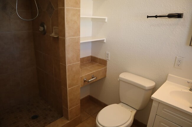 Building Photo - Great home Great price