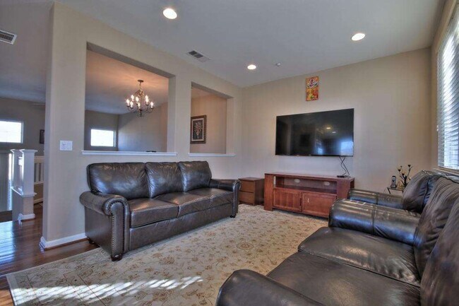 Building Photo - Beautifully Updated Union City Townhome w/ Community Amenities & Vaulted Ceilings