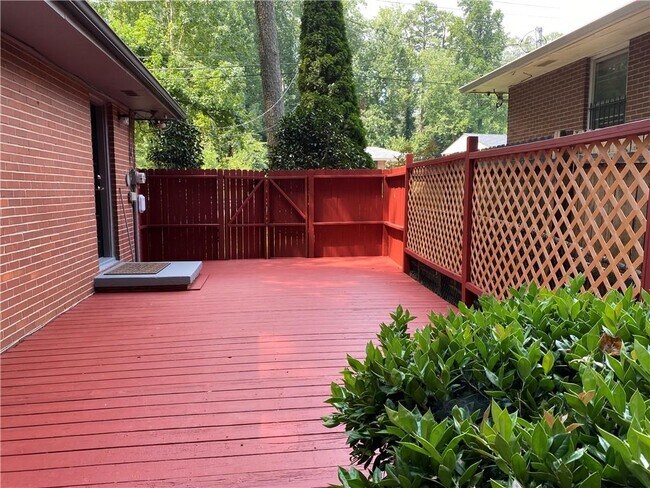 Building Photo - 1975 Clearwater Dr SE