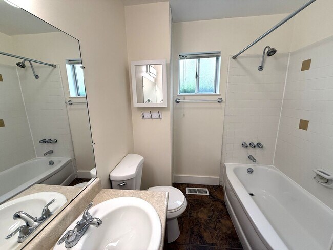 Building Photo - 199 Tunstead Ave