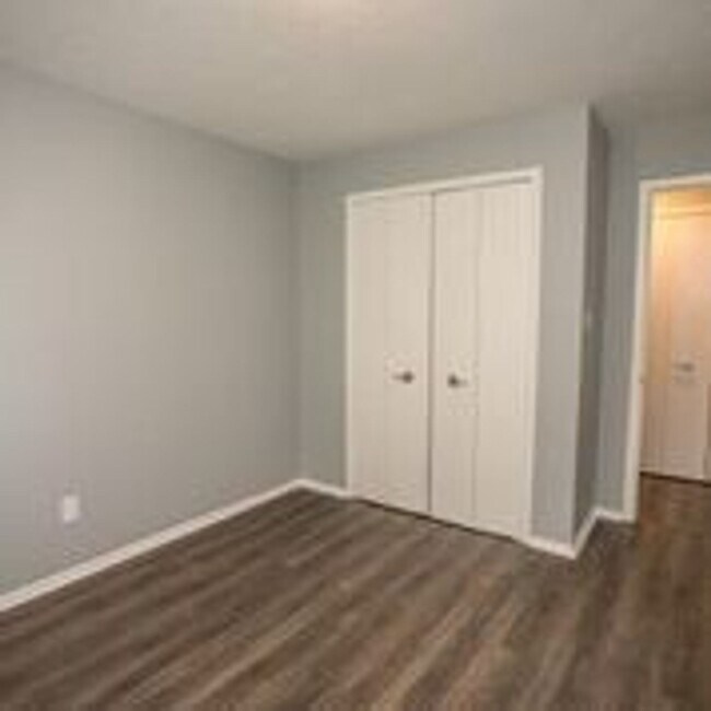 Building Photo - 2 Bedroom 1 bath - Completely renovated - ...