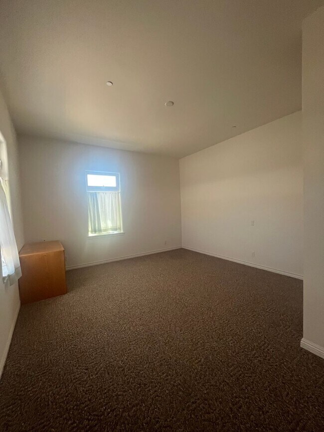 Building Photo - 3 bedroom 2.5 bath in the Mariana Ranchos !!