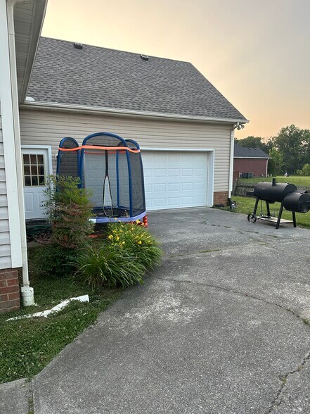 Building Photo - 125 Foxrun