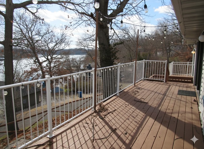 Building Photo - 4 bedroom lake view home