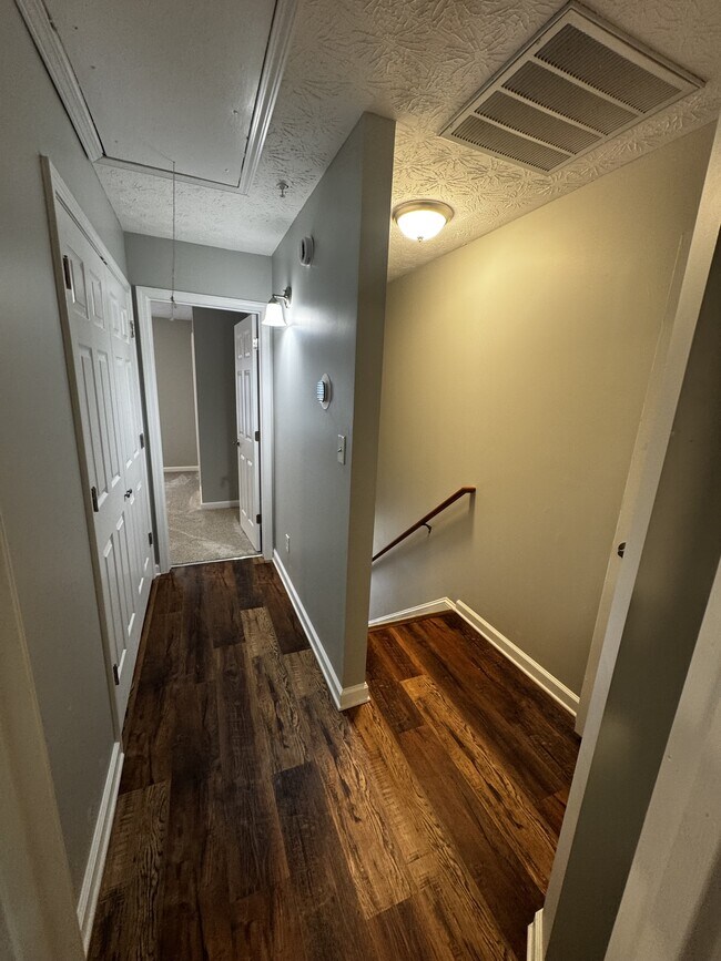 Building Photo - 637 Huntington Road