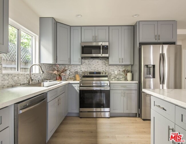 Building Photo - 4616 Rosewood Ave