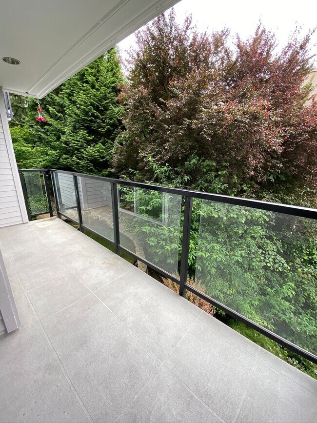 Building Photo - Desired Location in Kirkland - 2 Bedroom 2...