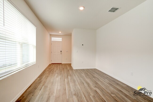 Building Photo - 982 Commons Way