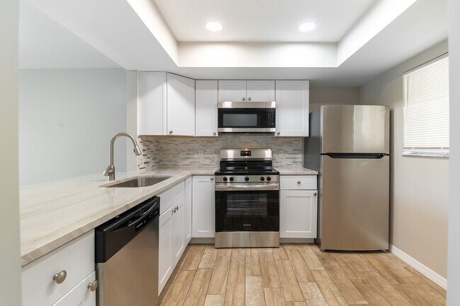 Building Photo - Newly Renovated, 2-Bed, 2-Bath, 2nd Floor ...