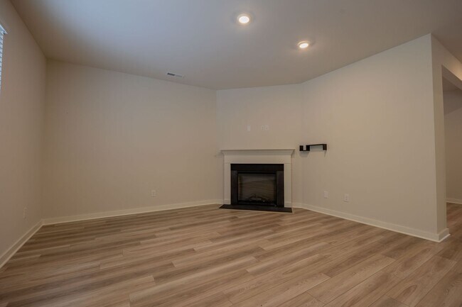 Building Photo - 1071 Ross Farms Blvd