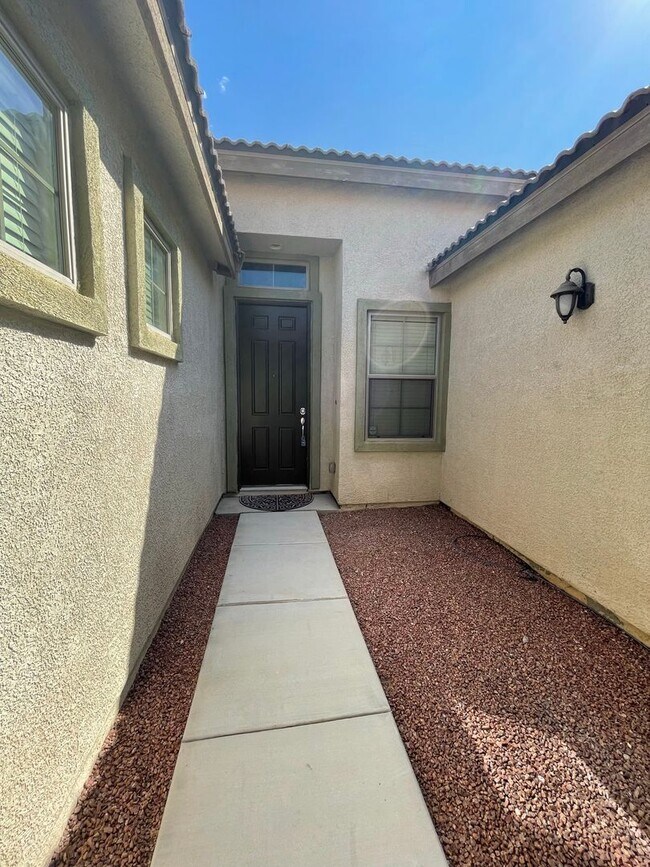 Building Photo - Beautiful Single Story Home in Gated Commu...