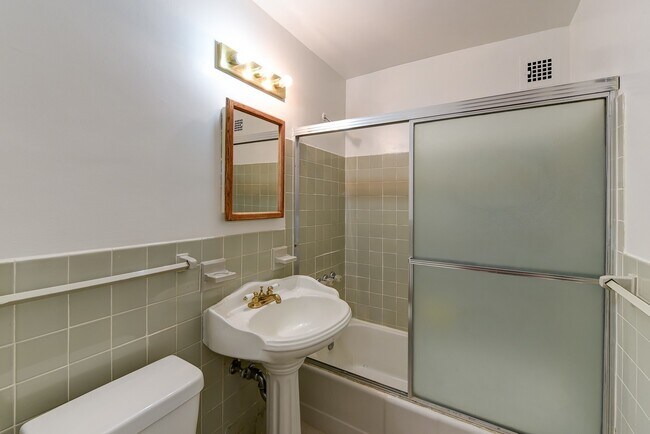 Building Photo - Spacious & Bright Studio at River Place North