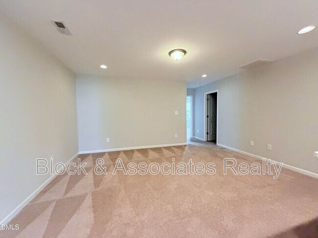 Building Photo - 210 Hamlet Pl