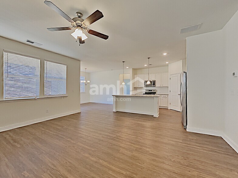Building Photo - 214 Lake Vista Dr