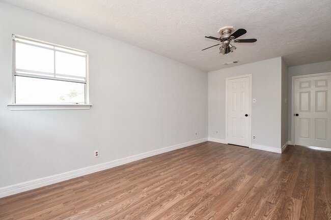 Building Photo - 14938 Mesita Dr