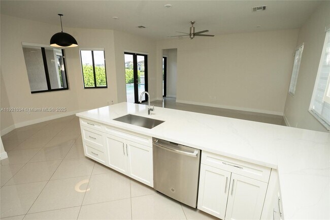 Building Photo - 10660 S Lago Vista Cir